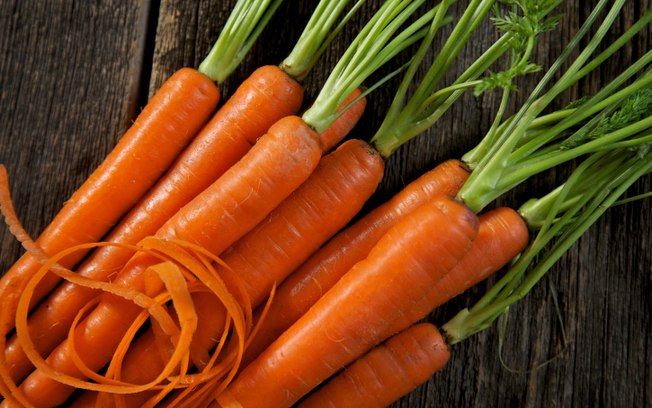 Prepare as cenouras inteiras para preservar mais nutrientes e sabor