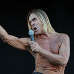 Aos 70 anos, Iggy Pop segue sendo a essência do rock’n’roll