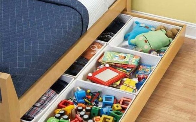 Invista em uma bicama para organizar os brinquedos e aproveitar o espaço