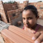 Projeto ensina mulheres de baixa renda a reformar as próprias casas