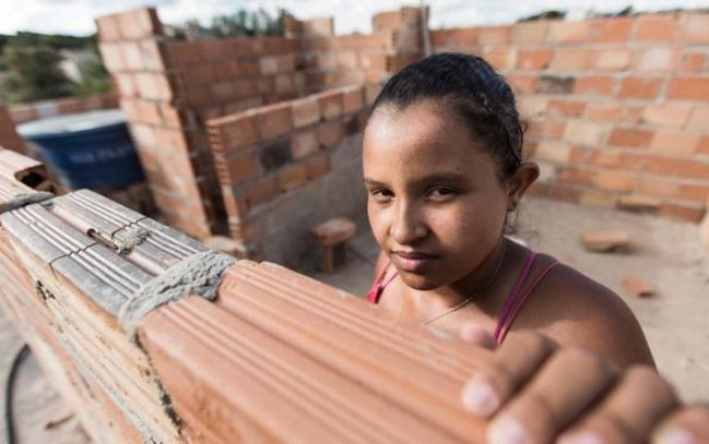 Paula Martins da Silva, moradora da ocupação Dandara, em Belo Horizonte, integra turma atual de projeto que ensina mulheres a planejar e executar reformas em casa