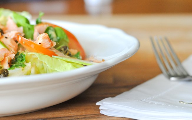 Salmão é uma ótima proteína para ser adicionada às saladas em um cardápio para emagrecer