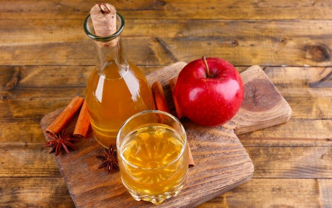 O vinagre de maçã pode ser utilizado de várias formas já que tem propriedades antibacterianas e tonifica a pele
