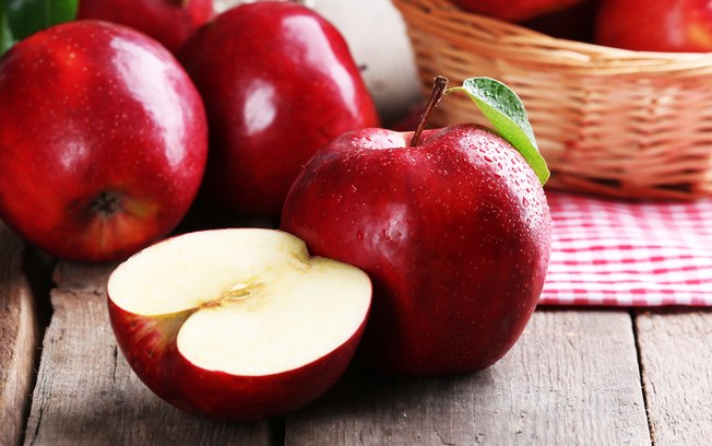 A maçã pode ser adotada na dieta detox, já que tem ação adstringente e ajuda a eliminar as impurezas do corpo