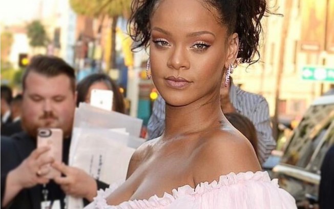 Rihanna foi vista saindo de restaurante em Londres nessa quinta com seu novo affair%2C o bilionário saudita Hassan Jameel