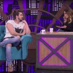 Luan Santana dá selinho em Tatá Werneck durante programa