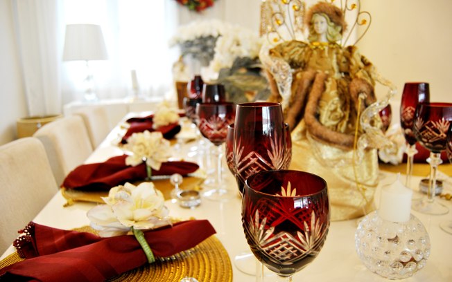 Usar taças com detalhes dourados e prendedores de guardanapo com flores confere charme à mesa. Roberta Fanucchi para a Casa Vostra