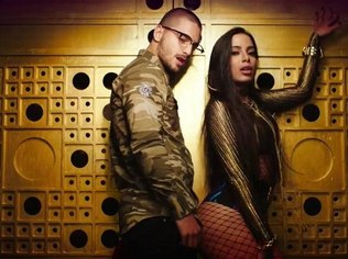 Maluma ao lado de Anitta