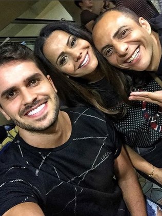 Kainan Ferraz (a esquerda) foi assistir Viviane Araújo no teatro