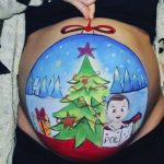 Barrigas de grávidas se tornam “enfeites de Natal” com ajuda de maquiagem