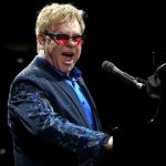 Elton John anuncia aposentadoria de turnês mundiais e marca despedida