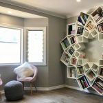 Estante de livros incrível em forma de mandala é feita por casal australiano