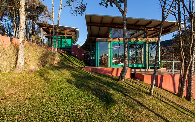 Imersa no verde das montanhas de Minas, a casa se abre para a paisagem