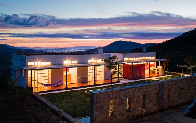 Imersa no silêncio das montanhas, essa casa tem construção simples e muito acolhedora