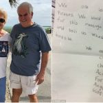 Garrafa com carta fofa atravessa oceano e casal a encontra quase 40 anos depois