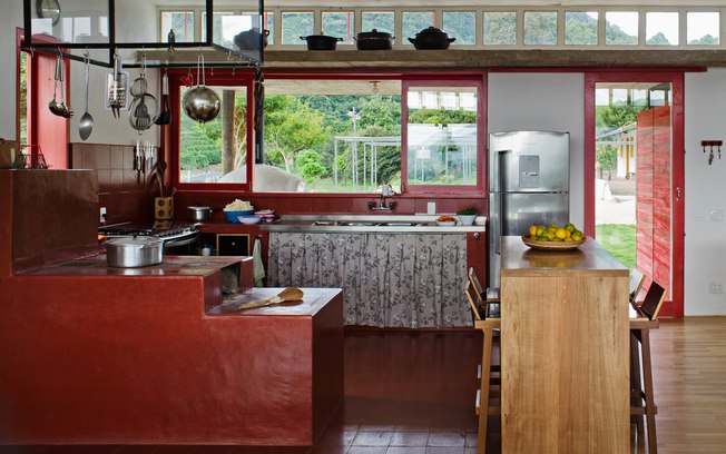 Cozinha mineira, coração da casa. Ao fundo a paisagem sempre presente