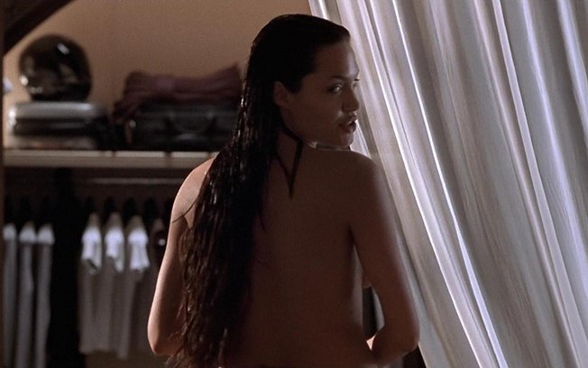 Angelina Jolie sem roupa em cena do primeiro 