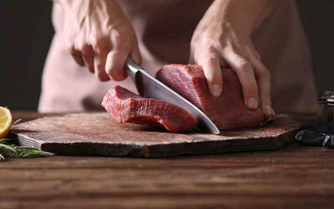 Tente limitar seu consumo de carne a poucos dias na semana e diminua o tamanho da porção que você costuma comer