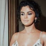 Nem um pouco abalada! Selena Gomez responde críticas sobre seu look no MET Gala