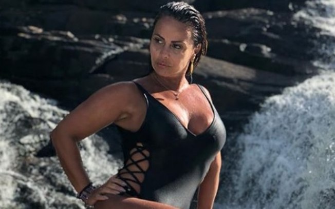 Viviane Araújo esbanja beleza durante passeio em cachoeira na Bahia e chama atenção