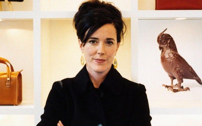 A estilista Kate Spade posa para foto de braços cruzados