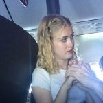 Adolescente ajuda em avião passageiro cego e surdo e boa ação viraliza nas redes