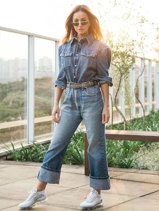 Sabrina Sato investe em produção completamente jeans