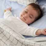 Estudo sugere técnica de como fazer um bebê dormir durante a noite inteira