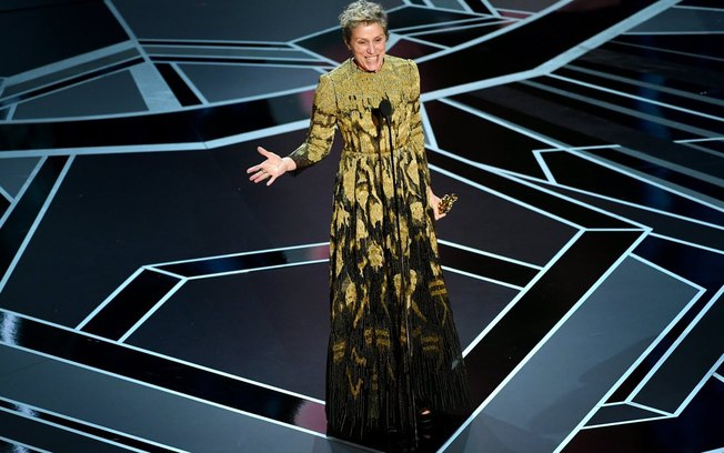 Frances McDormand feliz da vida com seu prêmio de Melhor Atriz no Oscar 2018 no último domingo (04) 