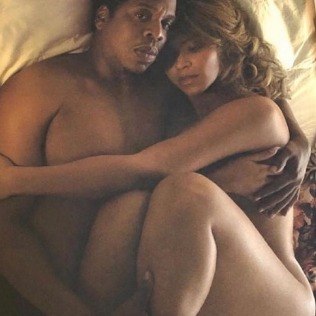 Beyoncé e Jay-Z posam de forma íntima e picante para livro da turnê On The Run II