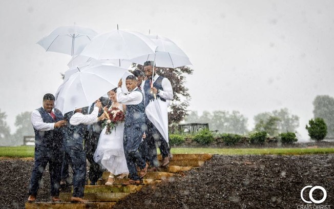 Diana e Marcus se casaram em um dia de muita chuva e para a noiva chegar ao altar os padrinhos fizeram uma força tarefa