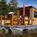 Conheça a mini casa flutuante que também serve como barco de pesca sustentável