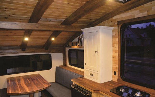 O interior da mini casa (tanto o modelo de férias quanto o de pesca) conta com uma cozinha (com pia, fogão, geladeira e gabinetes), banheiro e uma mesa que facilmente se transforma em uma espaçosa cama próxima a três janelas