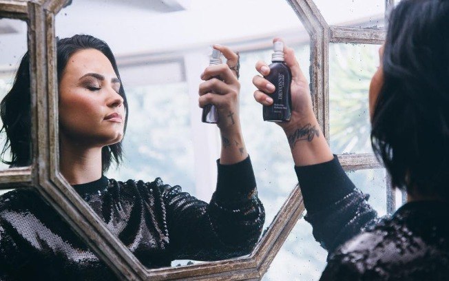 Demi Lovato usando um produto da sua marca%2C a Devonne by Demi Lovato