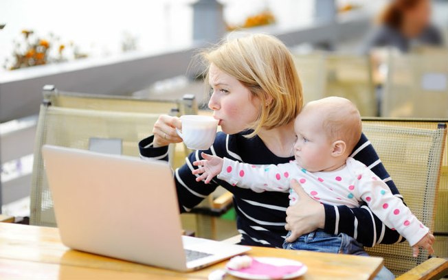 Segundo pais e mães%2C ter filhos pequenos é mais desafiador com as redes sociais%2C em que todos se comparam