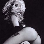 Lady Gaga posta foto ostentando bumbum turbinado e ganha elogios na web