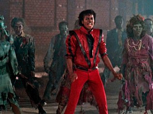 Michael Jackson em cena durante o clipe Thriller