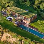 Telhado verde camufla casa em paisagem e beleza natural fica em evidência