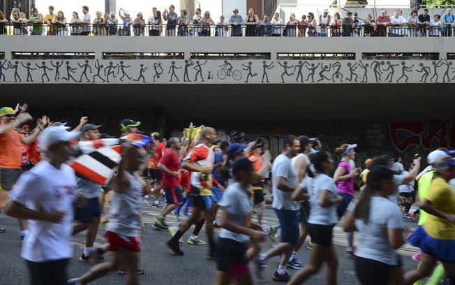 Corrida Internacional de São Silvestre é apenas uma das provas que quem quer começar a correr pode participar em SP, mas é preciso tomar cuidado para não se empolgar demais e acumular muitas corridas para não sobrecarregar o corpo