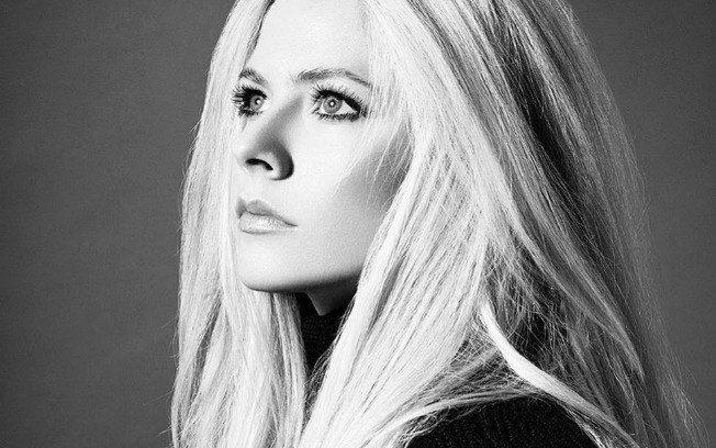 Avril Lavigne iniciou sua carreira musical ao assinar contrato em dezembro de 2001, após uma apresentação feita pela cantora em uma feira 
