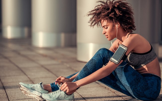 Estar preparada para começar a correr também inclui estar com as roupas e tênis certos para a prática esportiva, além disso, ter um treino individual, que considere as necessidades e objetivos de cada pessoa, é essencial para evitar lesões