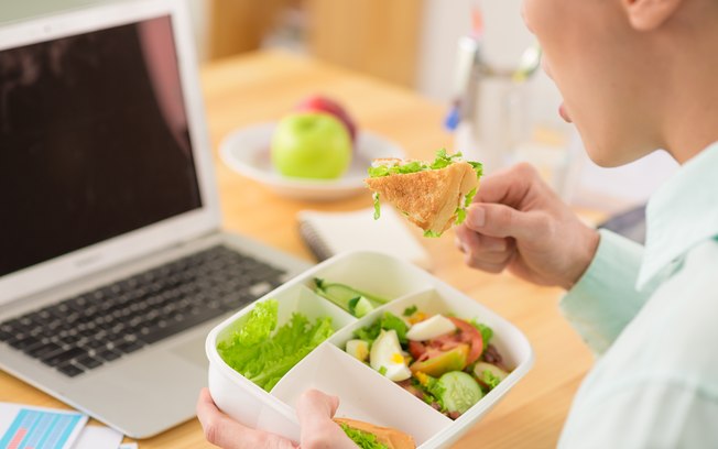Um prato com verduras e legumes%2C além de encher a vista%2C ajudam qualquer um a ter uma alimentação saudável