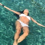Adriane Galisteu mostra corpão durante férias na Grécia