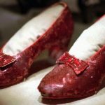 Após 13 anos, os sapatos de rubi de Dorothy de ‘O Mágico de Oz’ são encontrados