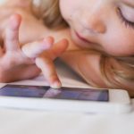 Smartphones colocam em risco saúde mental de crianças a partir dos 2 anos