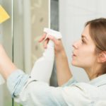 Especialistas ensinam a como limpar espelho corretamente com soluções caseiras